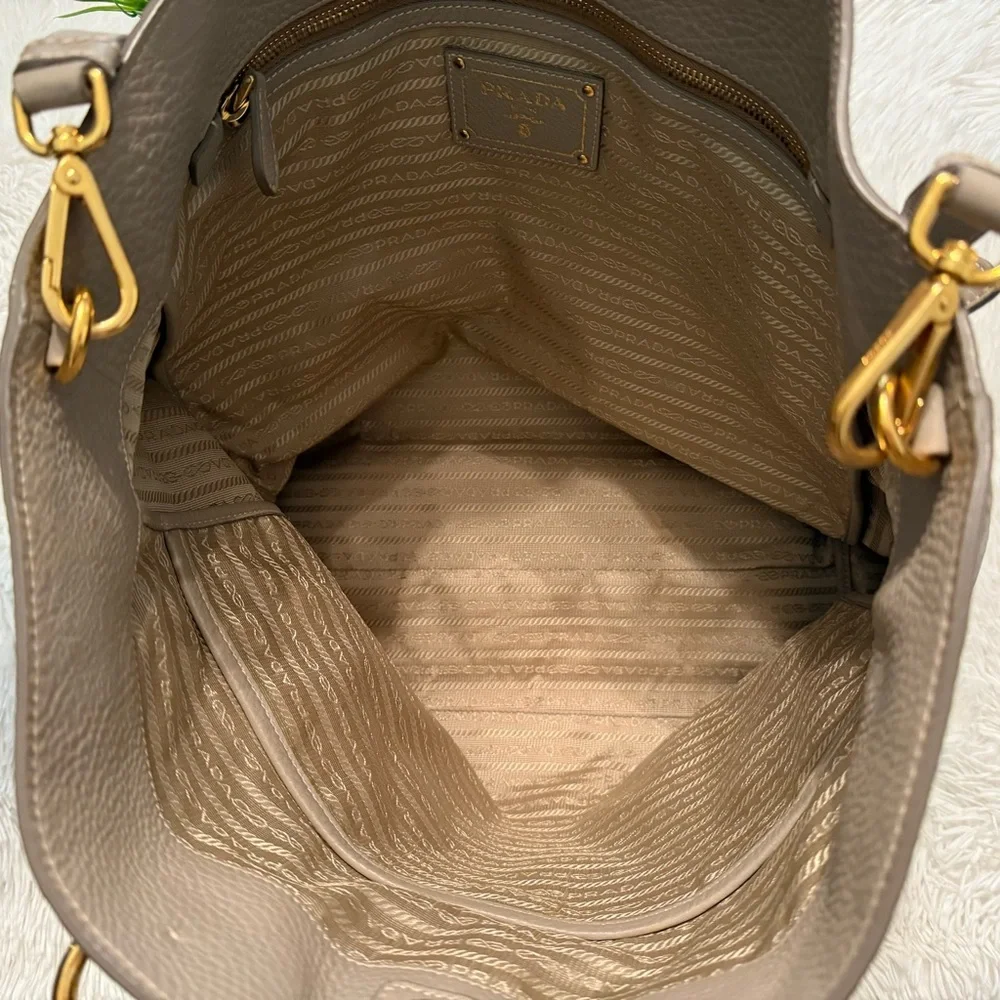 🎉HP🎉Prada Vitello Daino Tote/Satchel Handbag in Argilla Gray - Picture 6 of 16